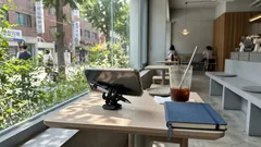 거치대 없을 때 헤어클립 하나로 스마트폰 즉석 스탠드 만드는 법